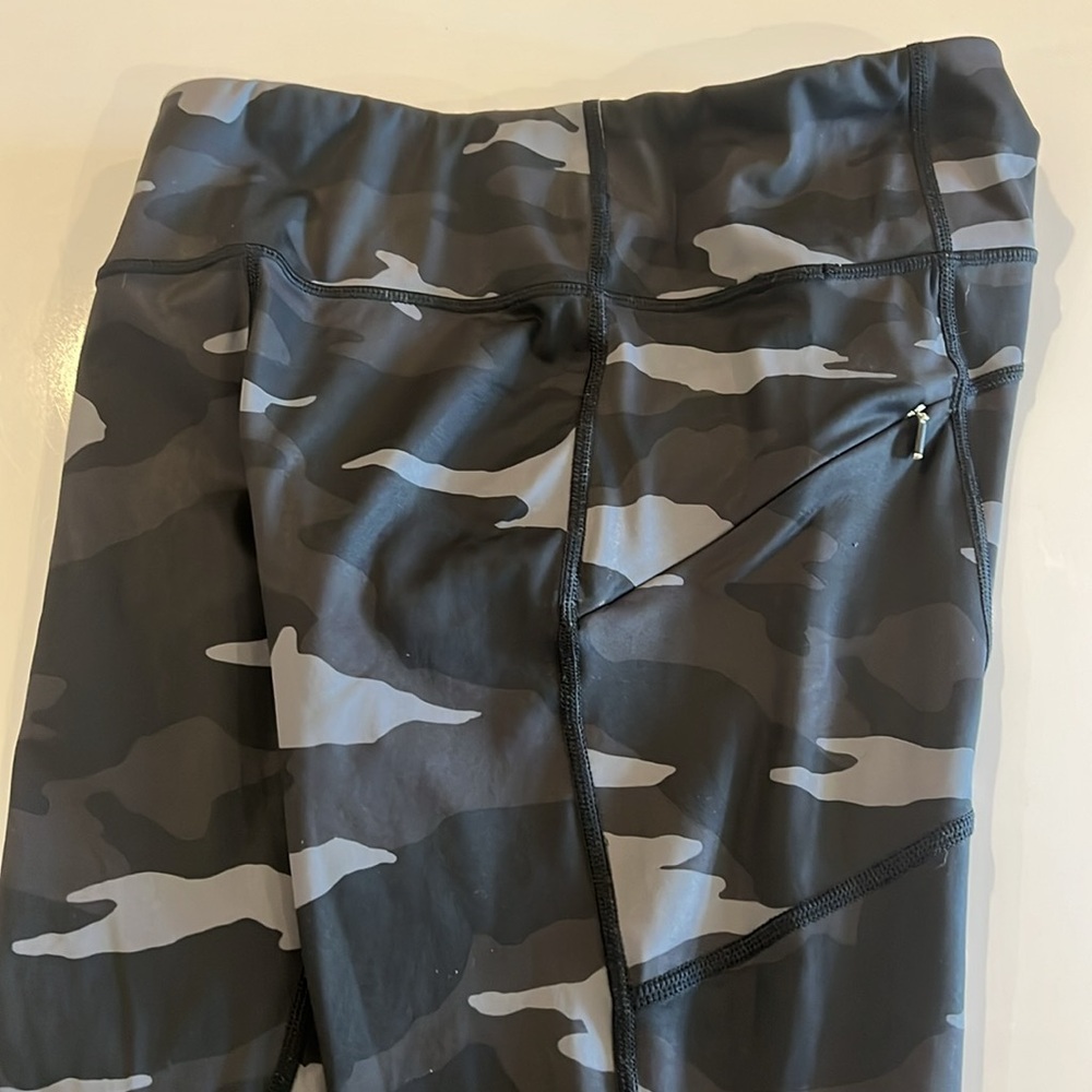 Athleta CamoUltimate Stash Pocket 7/8 Tight Size: M - Picture 8 of 8